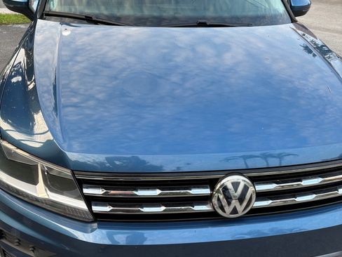 Used 2018 Volkswagen Tiguan SE w/ Panoramic Sunroof Package FWD image 2