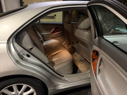 Used 2010 Toyota Camry XLE image 16