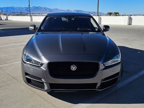 Used 2019 Jaguar XE Prestige image 2