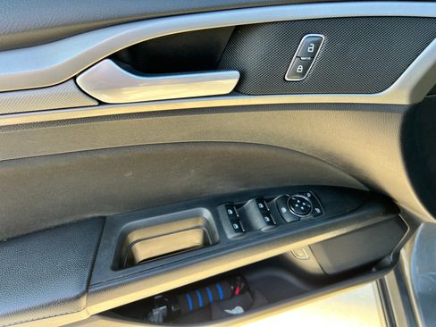 Used 2020 Ford Fusion SE FWD image 16
