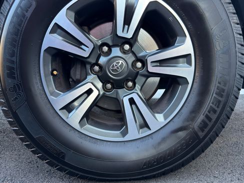 Used 2017 Toyota Tacoma TRD Sport image 9