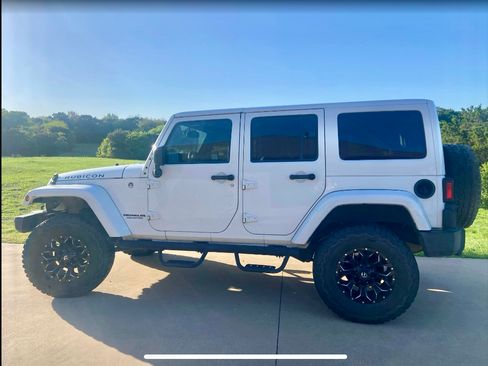 Used 2017 Jeep Wrangler Unlimited Rubicon w/ Connectivity Group image 2