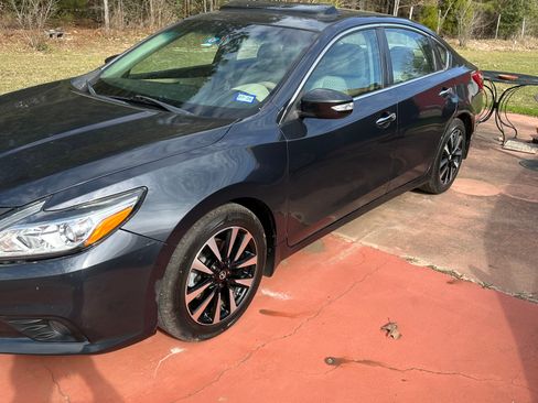 Used 2018 Nissan Altima 2.5 SV w/ 2.5 SV Technology Package FWD image 2