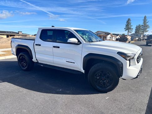 Used 2024 Toyota Tacoma TRD Off-Road image 6