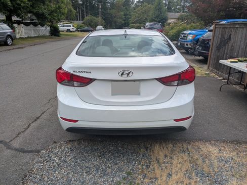 Used 2015 Hyundai Elantra SE w/ Option Group 02 FWD image 4