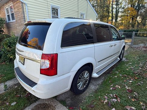 Used 2013 Chrysler Town & Country Touring-L w/ Driver Convenience Group image 4