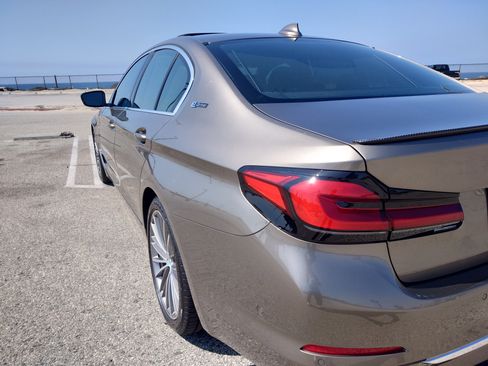 Used 2019 BMW 530e xDrive w/ Premium Package image 8