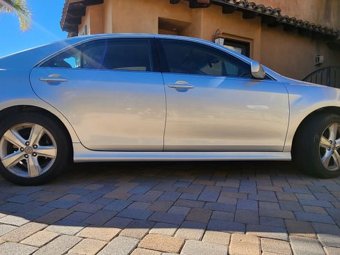 Used 2010 Toyota Camry SE image 2