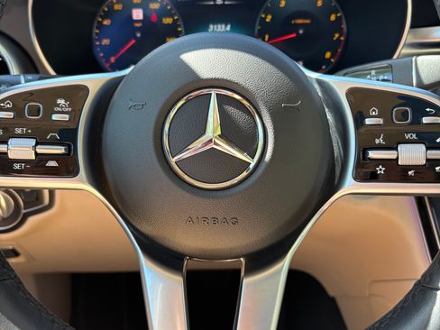 Used 2022 Mercedes-Benz GLC 300 4MATIC image 2