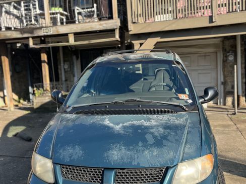 Used 2002 Dodge Caravan SE image 1