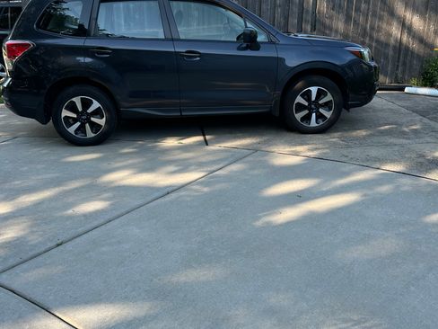Used 2017 Subaru Forester 2.5i w/ Alloy Wheel Package AWD/4WD image 2