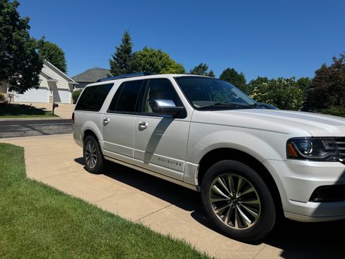 Used 2016 Lincoln Navigator L Select AWD/4WD image 4