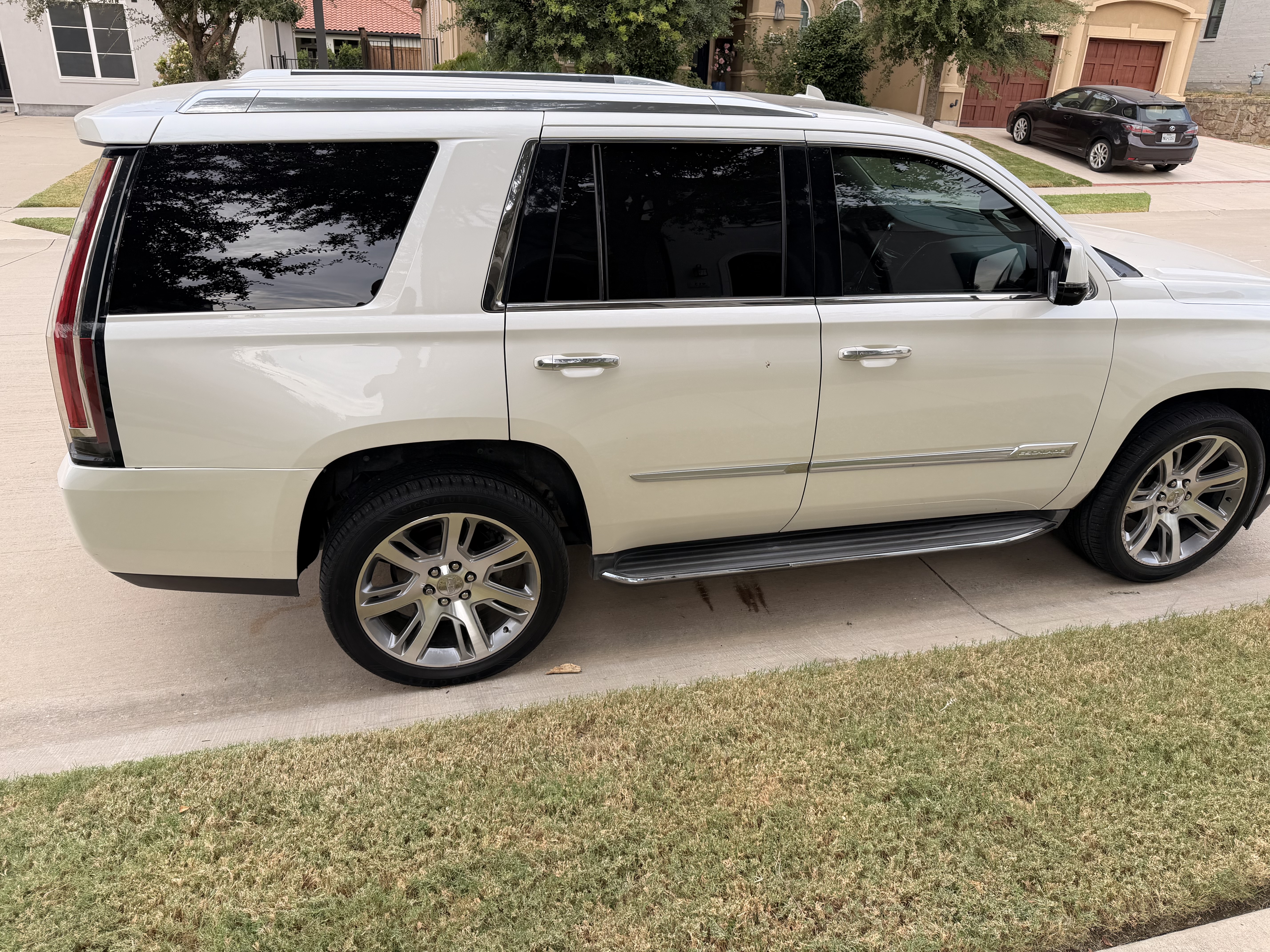 Used 2015 Cadillac Escalade Luxury AWD/4WD image 12