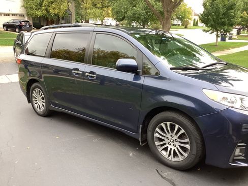 Used 2020 Toyota Sienna XLE image 9