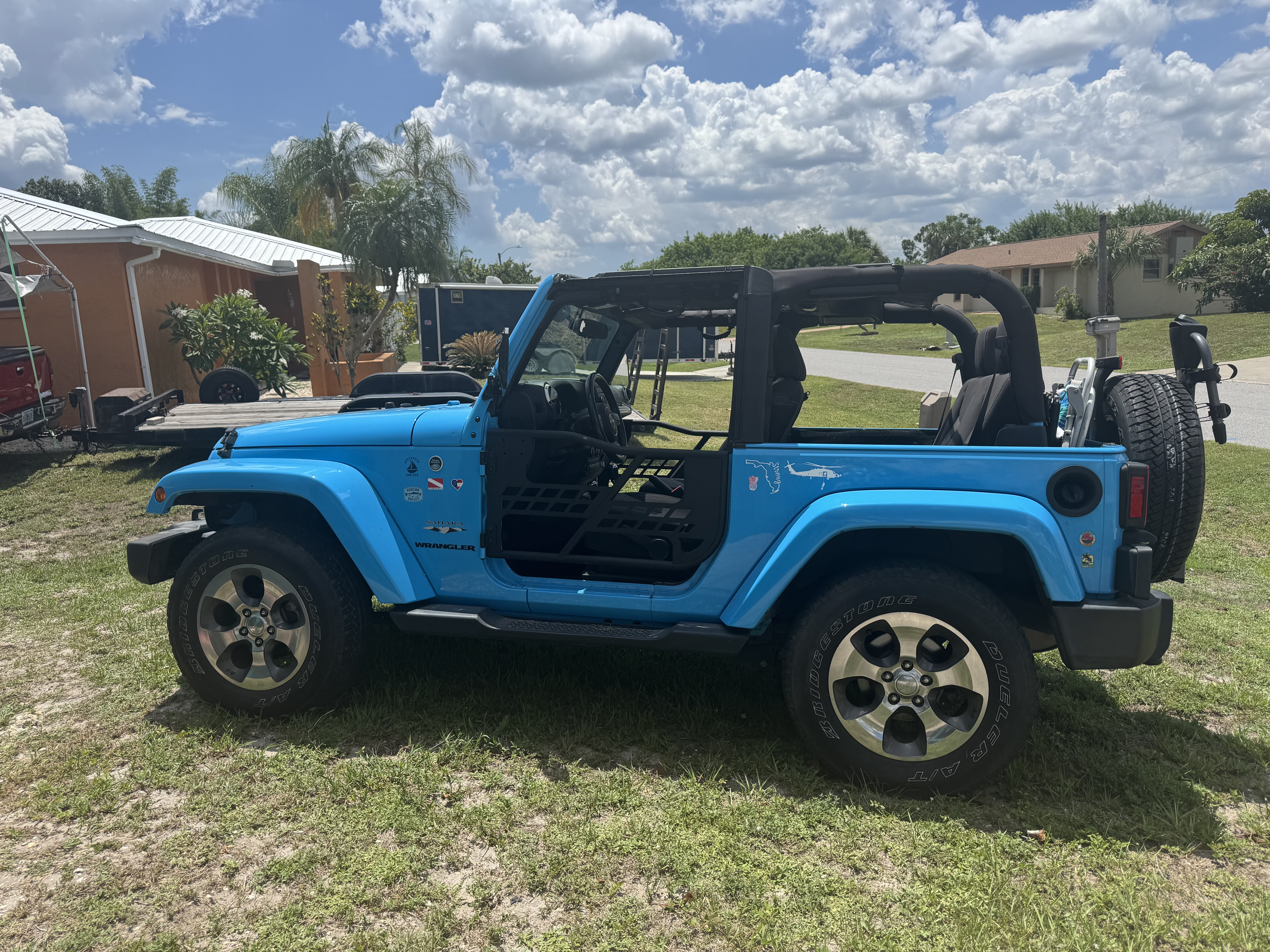 Used 2017 Jeep Wrangler Sahara w/ Connectivity Group AWD/4WD image 2