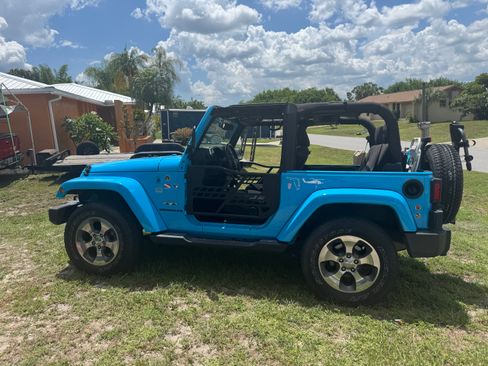 Used 2017 Jeep Wrangler Sahara w/ Connectivity Group AWD/4WD image 2