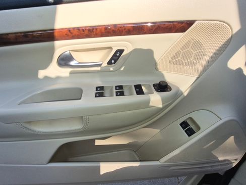 Used 2010 Volkswagen Eos Lux FWD image 18