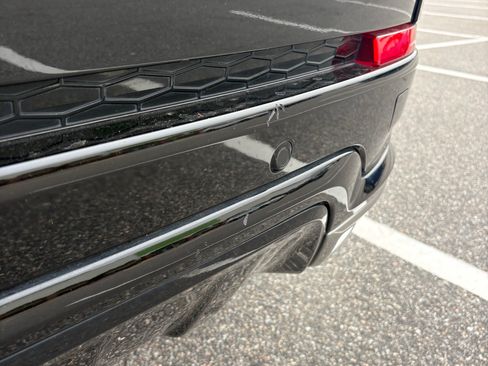 Used 2018 Land Rover Discovery Sport HSE image 13