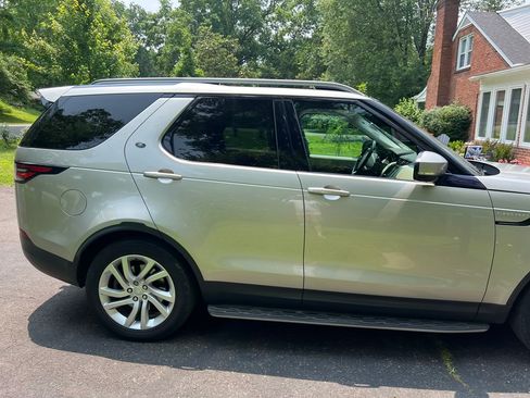 Used 2017 Land Rover Discovery HSE image 8