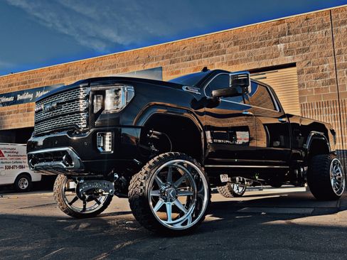 Used 2022 GMC Sierra 2500 Denali w/ Denali Black Diamond Edition image 1