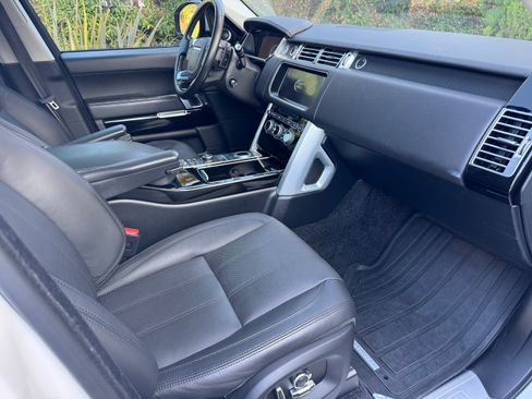 Used 2017 Land Rover Range Rover HSE image 32