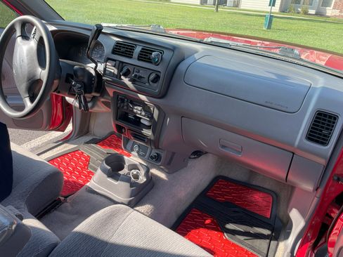 Used 2000 Nissan Frontier XE image 13