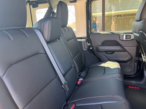 Used 2024 Jeep Wrangler Unlimited Rubicon image 14