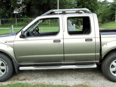 Used 2004 Nissan Frontier S/C AWD/4WD image 1