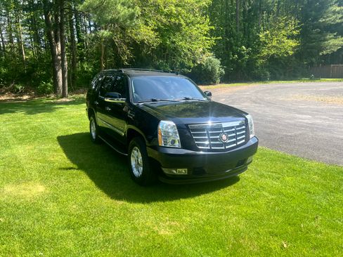 Used 2013 Cadillac Escalade Luxury RWD image 1