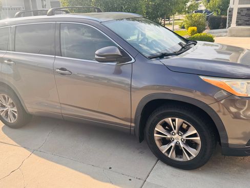 Used 2014 Toyota Highlander XLE AWD/4WD image 1