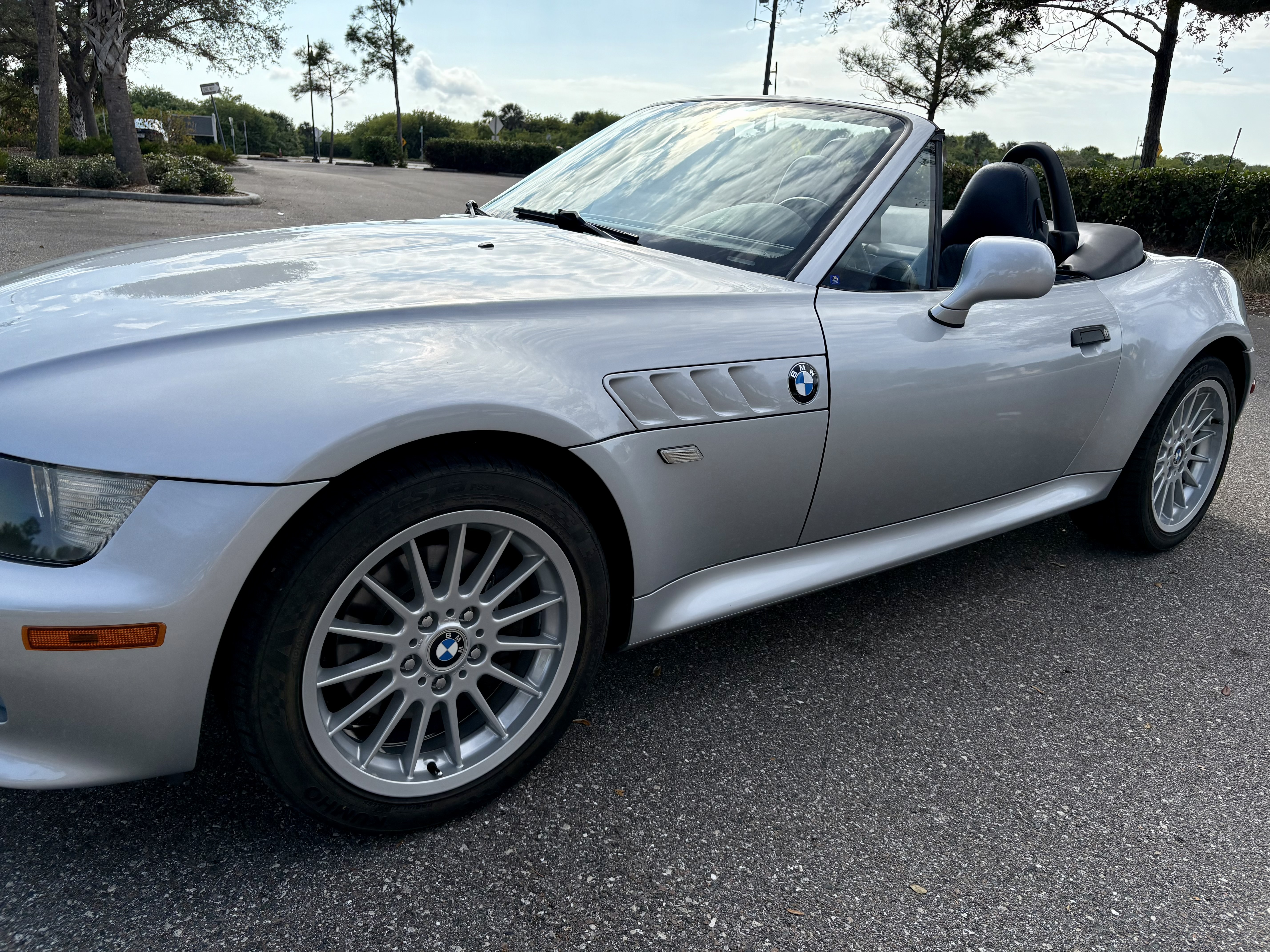 Used 2001 BMW Z3 3.0i RWD image 2
