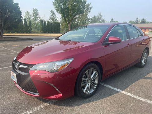 Used 2015 Toyota Camry SE FWD image 2