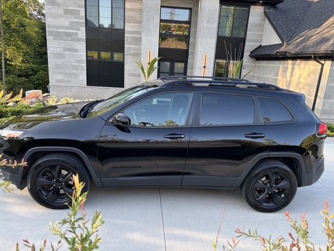 Used 2018 Jeep Cherokee Latitude w/ Altitude Package AWD/4WD image 1