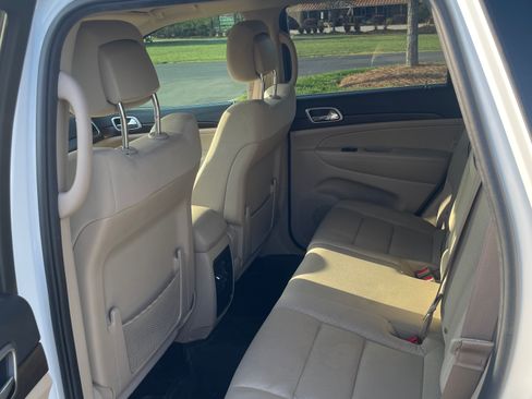 Used 2018 Jeep Grand Cherokee Laredo image 15