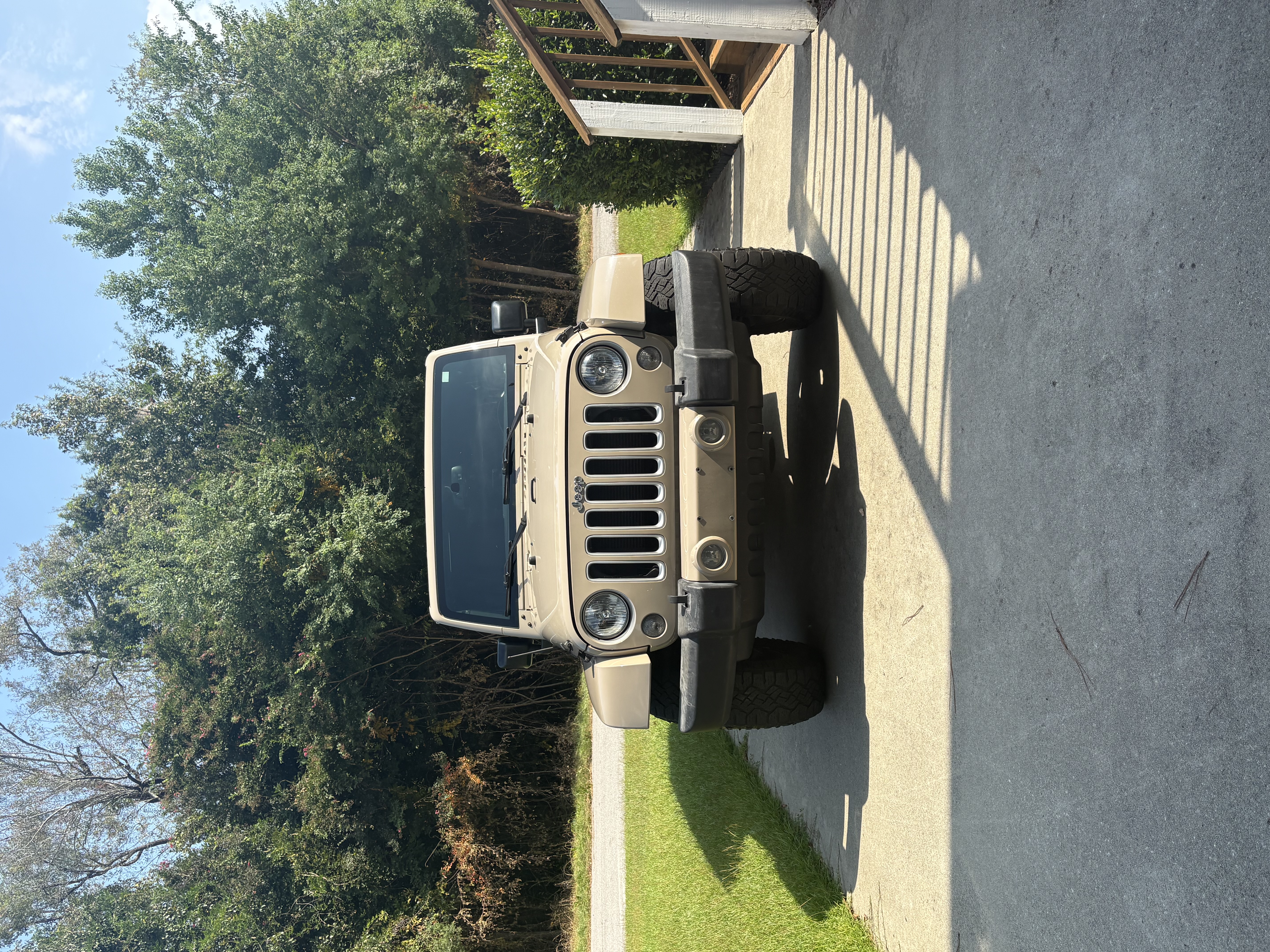 Used 2016 Jeep Wrangler Unlimited Sahara w/ Connectivity Group AWD/4WD image 14