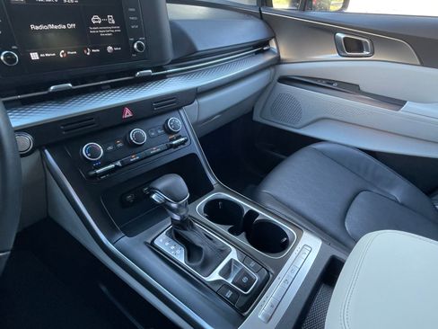 Used 2023 Kia Carnival LX image 28