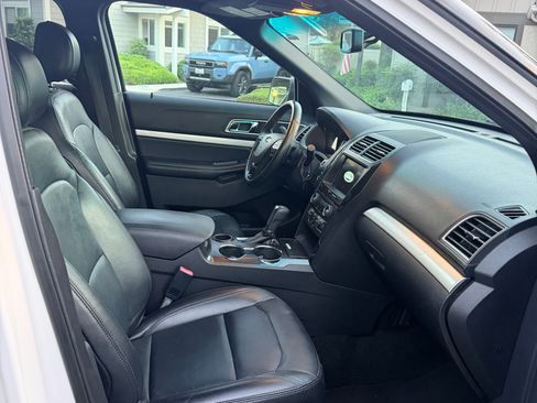 Used 2017 Ford Explorer XLT w/ Equipment Group 202A FWD image 8