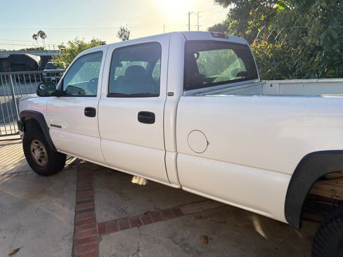 Used 2005 Chevrolet Silverado 2500 W/T w/ Skid Plate Package AWD/4WD image 2