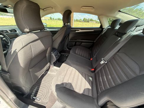 Used 2019 Ford Fusion SE FWD image 28