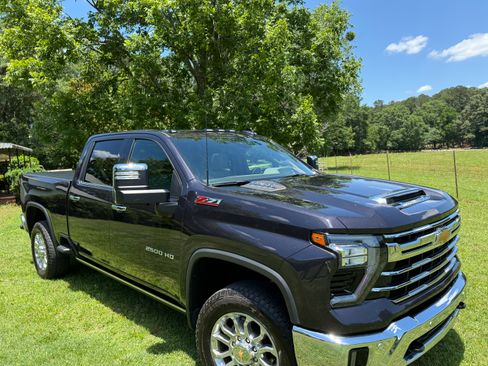 Used 2024 Chevrolet Silverado 2500 LTZ w/ LTZ Plus Package AWD/4WD image 8