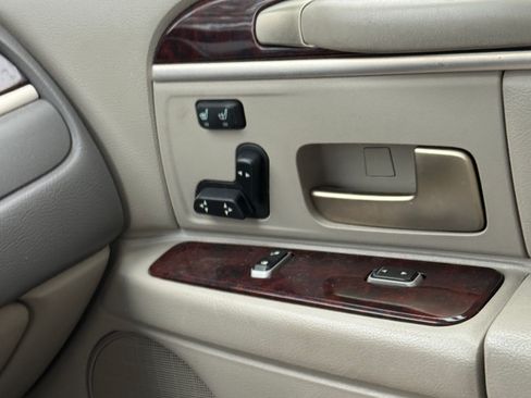 Used 2008 Lincoln Town Car Signature Limited image 14