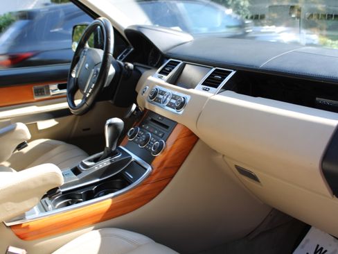 Used 2010 Land Rover Range Rover Sport HSE LUX image 24