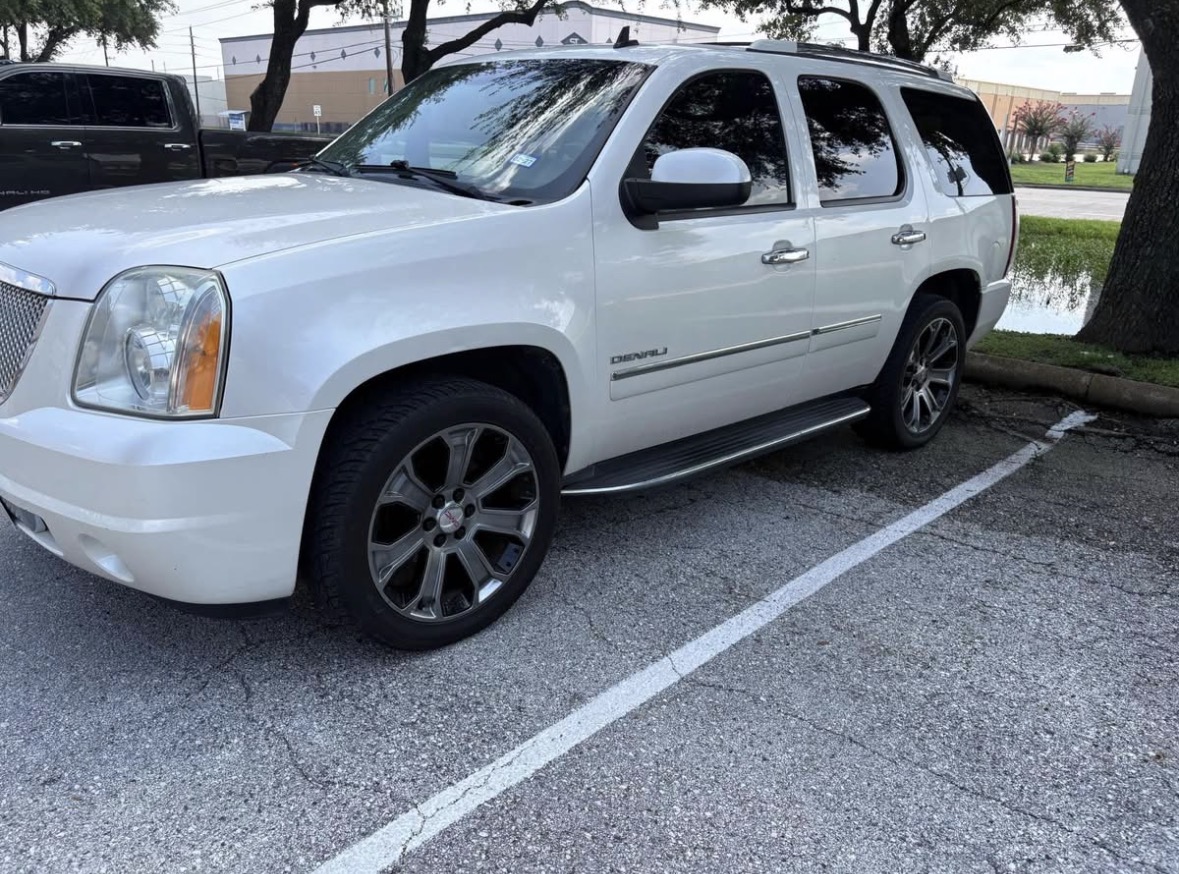 Used 2012 GMC Yukon Denali RWD image 2