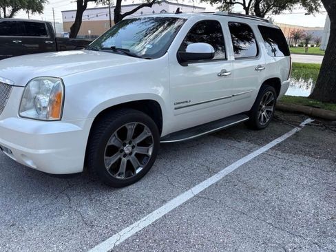 Used 2012 GMC Yukon Denali RWD image 2