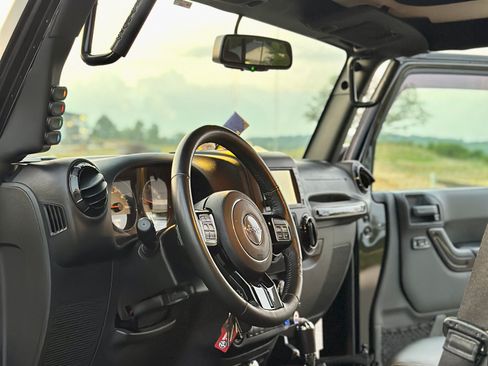 Used 2016 Jeep Wrangler Unlimited Sahara image 13