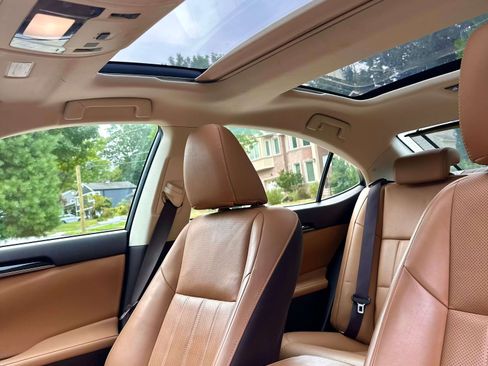 Used 2018 Lexus ES 350 w/ Luxury Package w/Wood Trim image 8