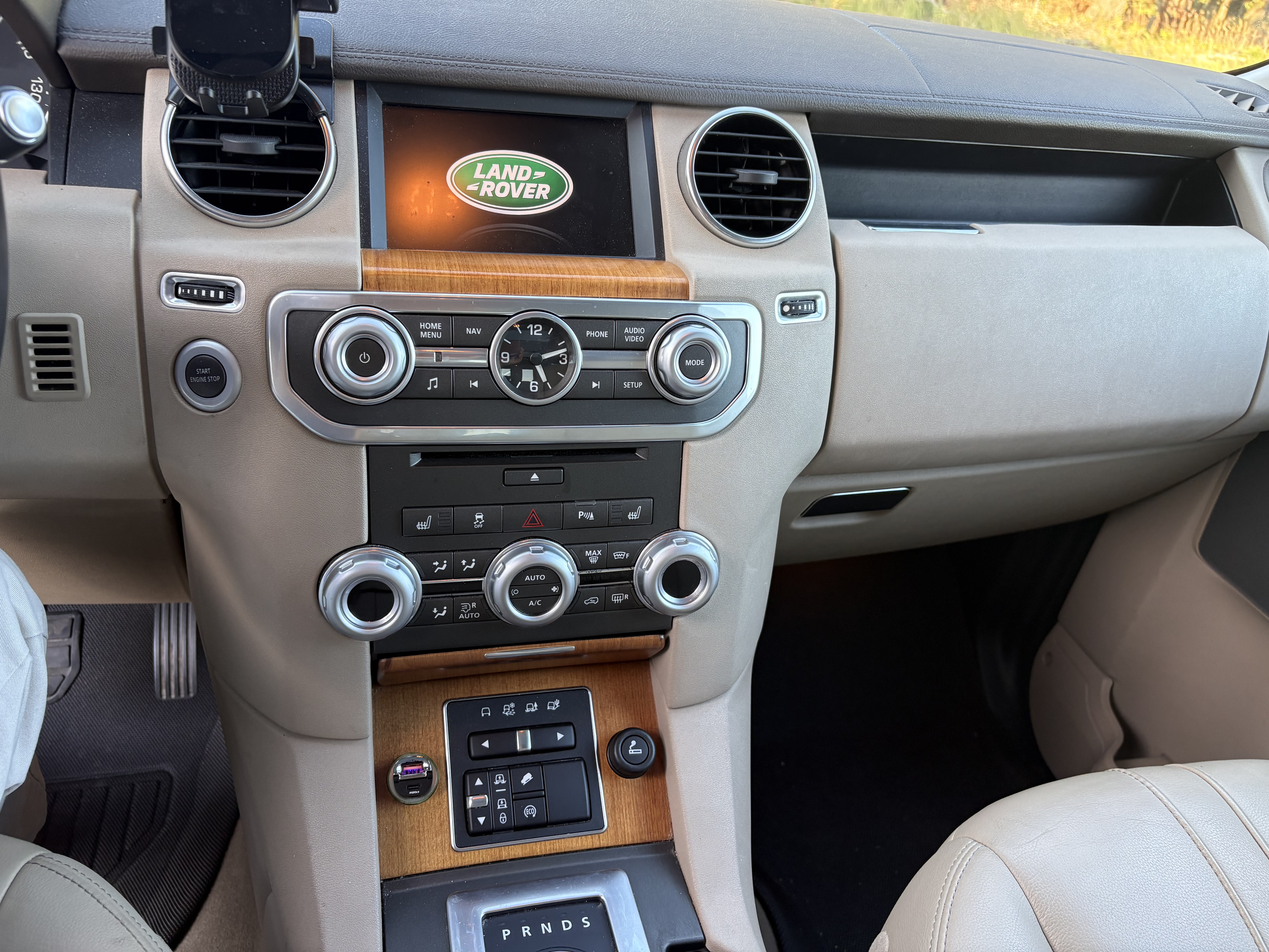 Used 2015 Land Rover LR4 HSE AWD/4WD image 12
