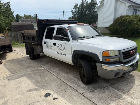 Used 2004 GMC Sierra 3500 W/T RWD image 1
