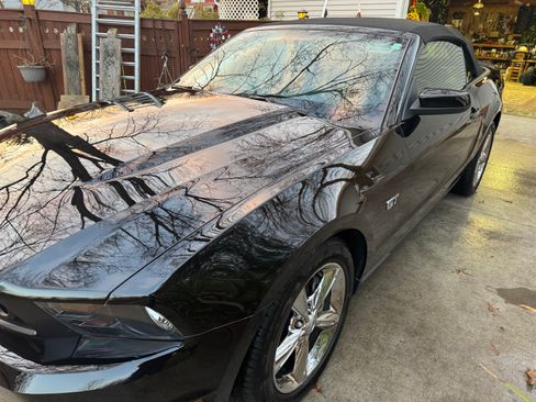 Used 2010 Ford Mustang GT Premium image 11