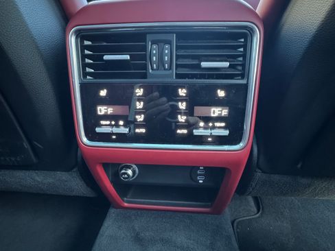 Used 2023 Porsche Cayenne S Platinum image 17